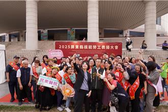 屏東33歲中藥行老闆獲頒全國模範勞工 全國優秀移工出海中