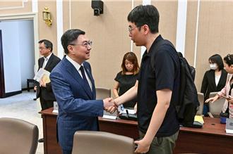 性平會議 卓揆：改善性別薪資差距 增設性別友善廁所