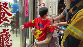 4歲童手掌夾大門玻璃門縫  警消敲破玻璃助脫困