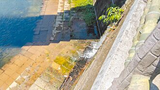 萬里 瑪鋉溪冒白泡沫 疑洗衣廠排廢