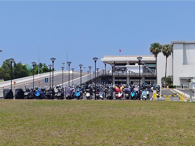 高雄機場將原有機車停車場改建為立體停車場，施工期間闢建臨時停車場，緊鄰國內線航廈受旅客稱讚。（高雄機場提供／任義宇高雄傳真）