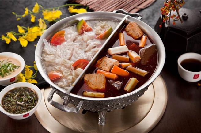 鼎王麻辣鍋限時推出買A送B活動，有機會免費吃小卷、梅花豬肉等。（鼎王集團提供／朱世凱台北傳真）