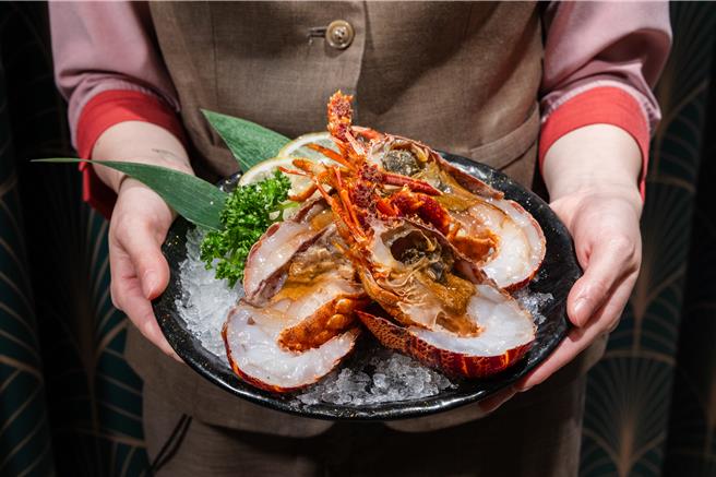 「小福利麻辣鍋」6月22日前，內用加購268元可品嘗「極選活凍岩龍蝦」一隻。（饗賓集團提供 ／朱世凱台北傳真）
