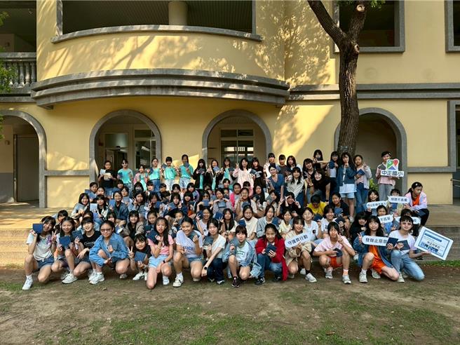 金門中正國小今日舉辦「性別平等教育」宣導活動，響應「國際單寧日」，邀請師生一起用行動支持性別平等，倡導正確的性別意識與自我保護觀念。(圖／中正國小提供)