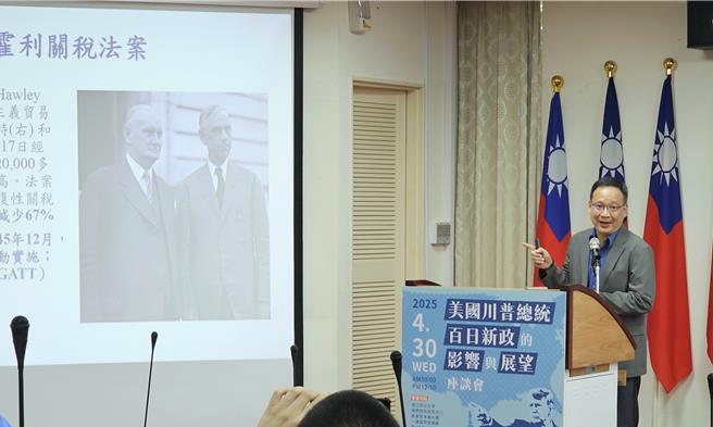 政大國際關係研究中心4月30日舉辦「美國川普總統百日新政的影響與展望」座談會，亞太商工總會執行長邱達生表示，前幾年所提全球經濟「東昇西降」有所轉彎值得關注。（吳泓勳攝）