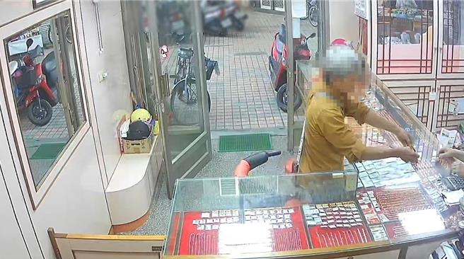 林嫌搶了2條金項鍊就奪門而出，忘了自己手機還留在櫃台。(讀者提供／曹婷婷台南傳真)