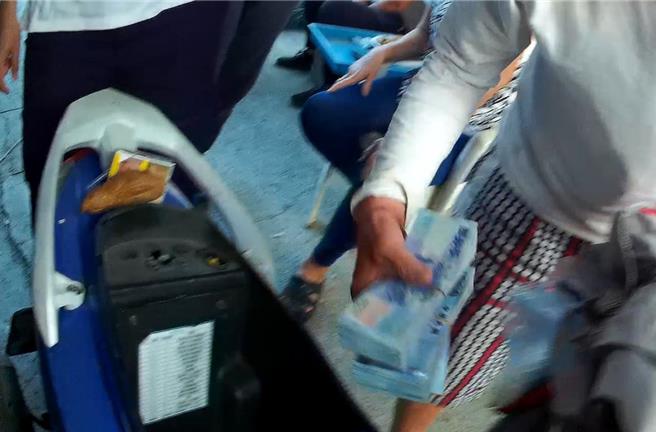 警方起獲林嫌變賣金項鍊的贓款。(讀者提供／曹婷婷台南傳真)