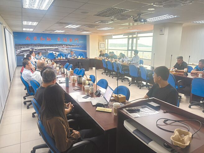 大陆「五一长假」将至，预期将有大量福建地区旅客涌入金门观光。金门县政府29日召开「小三通航班应对及CIQS驻站单位协调座谈会」，研商人流高峰期间的应对措施，力求提升通关效率，确保旅客顺畅安全通行。（金门县政府提供／于家麒金门传真）