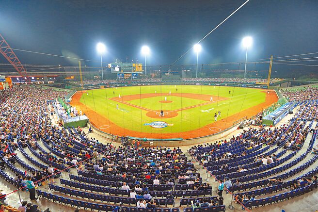 台中市议员建议补助学童进洲际棒球场观赏比赛，市府承诺研议。（台中市政府提供／冯惠宜台中传真）