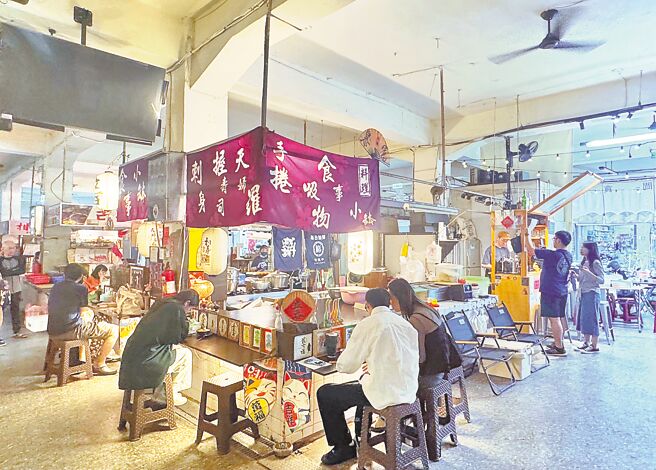 中西区友爱市场入夜后变身「夜间食堂」，吸引不少观光客前来踩点。（曹婷婷摄）