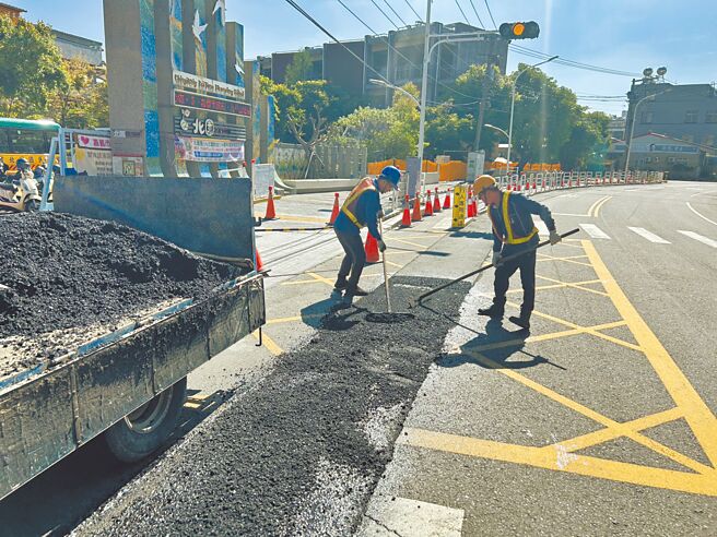 台电嘉义区处配合「北园国小及北园国中周边地下化工程」，进行管路改善，柏油路刨铺修復不完整，导致民眾摔伤，被市府点名配合度不佳。（市议员黄思婷提供／吕妍庭嘉义传真）
