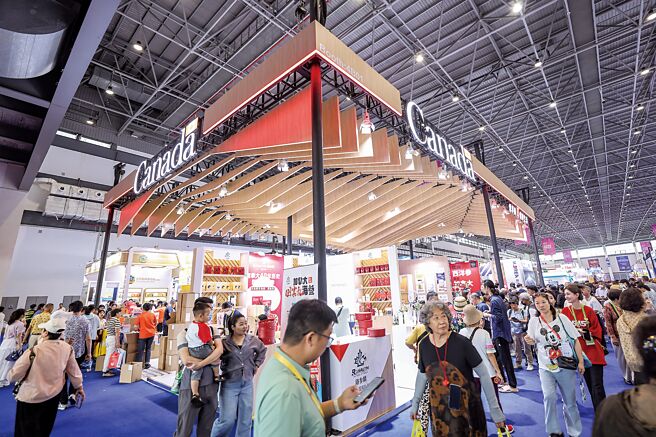 中国驻加拿大大使王镝近日喊话表示，中方始终把加拿大看作朋友和伙伴，希望加方与中方相向而行，在正确基础上推动两国关系重回正轨。（新华社）