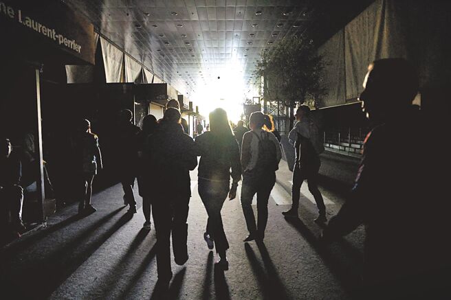 马德里网赛因伊比利半岛大停电，紧急疏散现场观眾。（路透）