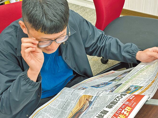 不只老人会得白内障，若民眾发现近视度数快速加深，或两眼度数增加不对称，就要提高警觉。示意图为戴眼镜看报。（李念庭摄）