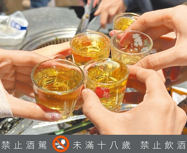 28岁廖姓女业务总是在应酬场合担任「拚酒战队」，没想到健检发现肠道内2颗可疑瘜肉，后续病理报告确认为癌化风险较高的腺瘤性瘜肉。图为应酬饮酒示意图。（李念庭摄）（禁止酒驾／饮酒过量，有害健康）