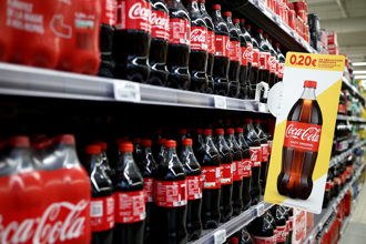 巴菲特躺著賺！ 緊抱可口可樂不放手 35年報酬率太驚人