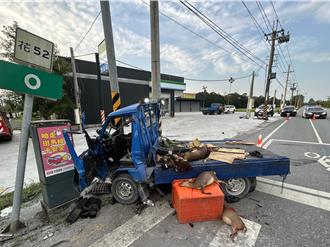 花蓮2死車禍！小貨車自撞紅綠燈桿2死2傷   驚見獵槍與山羌屍