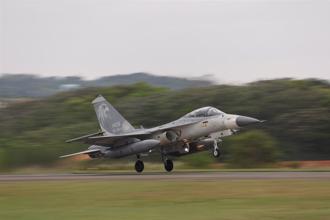 台南基地IDF戰機飛行中干擾火焰彈意外擊發   急返場降落  