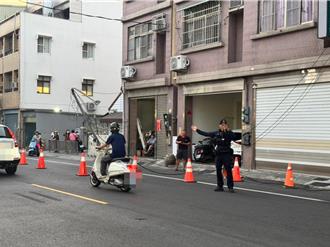 惊险！高雄曳引车驾驶违停买饮料   勾断电线折弯路灯