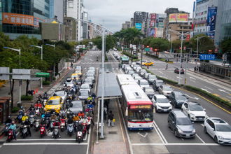 駕駛停等紅燈1疏忽1800元飛了 半年開2萬張罰單