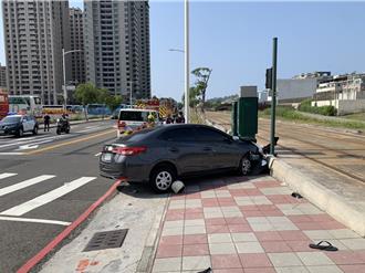 下班急著回家！高雄機車逆向闖紅燈撞轎車遭重罰 