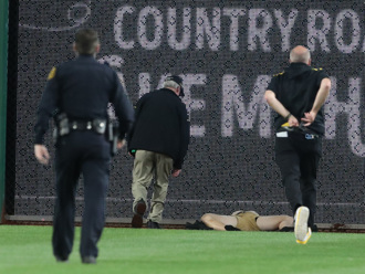 影》海盜球迷驚悚墜落畫面曝！從外野看台翻落 當場倒地不起