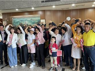 高市议会提前庆祝母亲节 康裕成率眾「大声说爱妈妈」