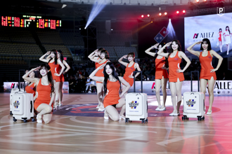 PLG》總冠軍賽領航猿啟動「橘血時代」 啦啦隊升級行李箱開場舞