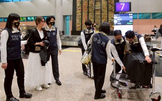 全程沉默！貴婦奈奈流亡7年投案 調查員脫口2字讓她笑了