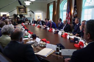 「宛如北韓」上任百日會議 閣員群起歌頌川普