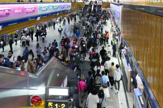 板南線飄燒焦味、車廂沒電「800人換車」 北捷曝原因