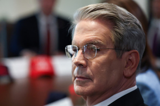 貝森特接替鮑爾成聯準會主席？川普吐1句表態