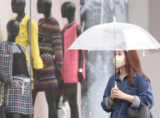 天氣》鋒面接力來！周休二日雨區擴大 當心雷擊強陣風
