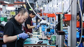 關稅戰重擊，大中小企業全面受創 陸官方、財新4月製造業PMI 雙跌