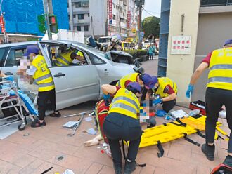 八德 汽車衝人行道撞夫妻 1死3傷