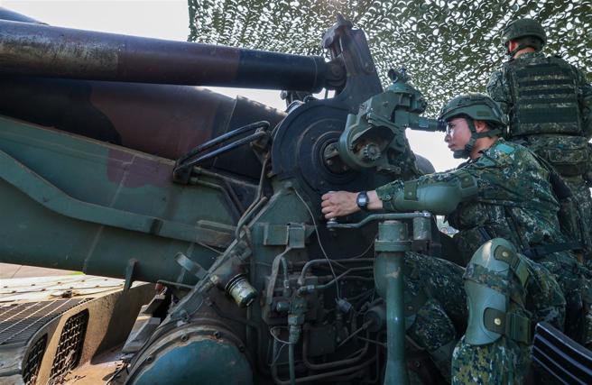 瞄準手操作週視鏡，迅速完成射擊諸元裝定。（記者王子昌攝）