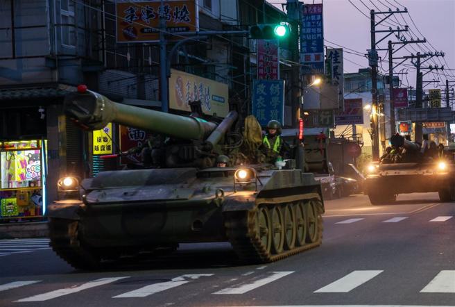 21砲指部砲3營結合戰備任務訓練實施「反空機降作戰」演練，官兵駕駛M110A2自走砲車迅速機動至戰術位置。
（記者王子昌攝）