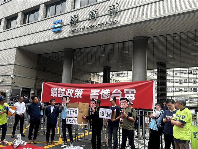 台电员工抗议民进党政府错误的能源政策。（陈薏云摄）