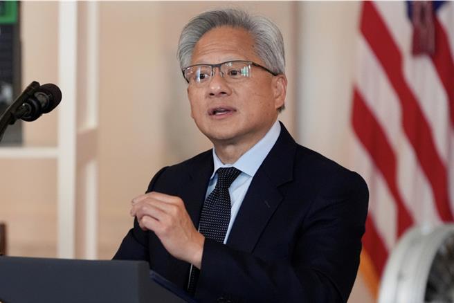 美媒指黃仁勳向大陸客戶表示，輝達將提供符合美國禁令的特規AI晶片。（資料照/美聯社）
