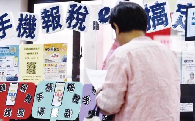 因应5月报税季到来，中央健康保险署提醒，申报个人综合所得税时，113年度健保费和补充保险费可以全额列举扣除，不受全年保险费扣除额上限限制。（本报资料照）