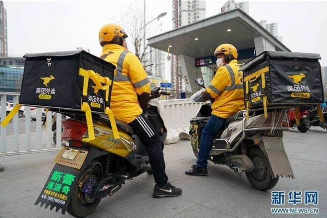 伴隨餓了麼也加入京東與美團的外賣補貼戰局，加上外賣與電商的邊界逐漸消融，擴大成為大廠爭奪即時電商的新大戰。（新華網）