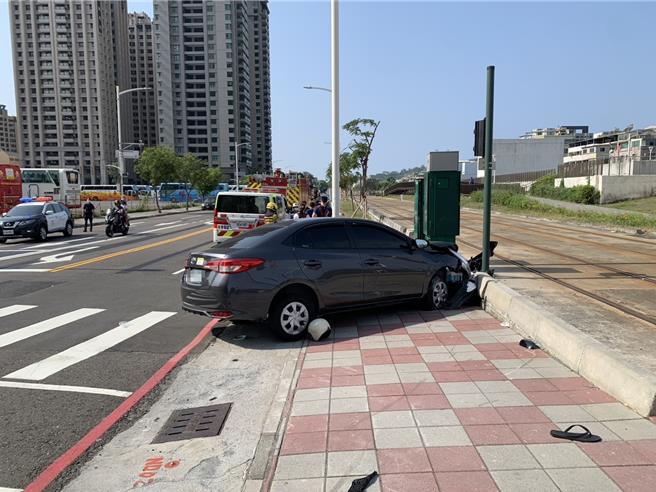 自陳女駕駛的小客車也被巨大撞擊力改變方向，被推到道路邊。（鼓山分局提供）