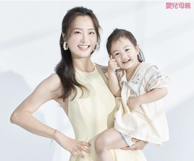 趙小僑（左）和女兒典典寶寶登上雜誌封面。（嬰兒與母親雜誌提供）