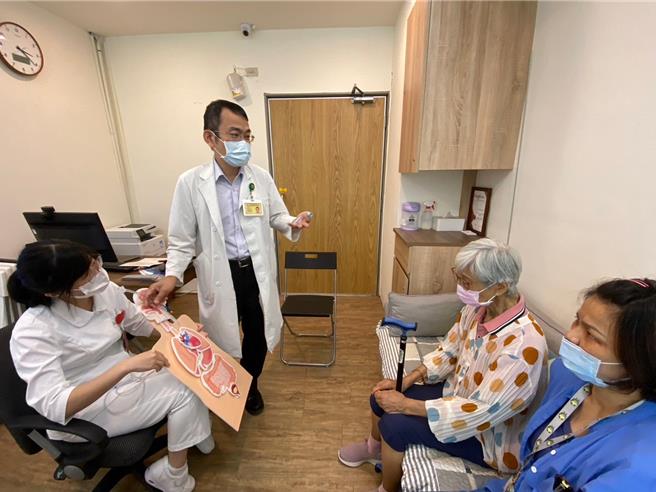 桃园市议员点出预立医疗决定书要自费3000元门诊谘询，还要2见证人，程序复杂才会成效低，如今把不相干政策和皮蛇补助福利绑一起，口惠而实不至。（卫生局提供／蔡依珍桃园传真）