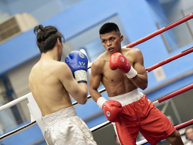 台、港拳王賴主恩（右）、袁文俊，1日在台北市青年盃暨全國職業拳擊菁英錦標賽交手，最後賴主恩收下勝利。（台灣職業拳擊協會提供）