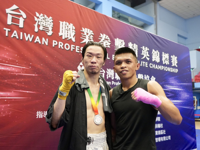 台、港拳王賴主恩（右）、袁文俊（左），1日在台北市青年盃暨全國職業拳擊菁英錦標賽交手。（台灣職業拳擊協會提供）