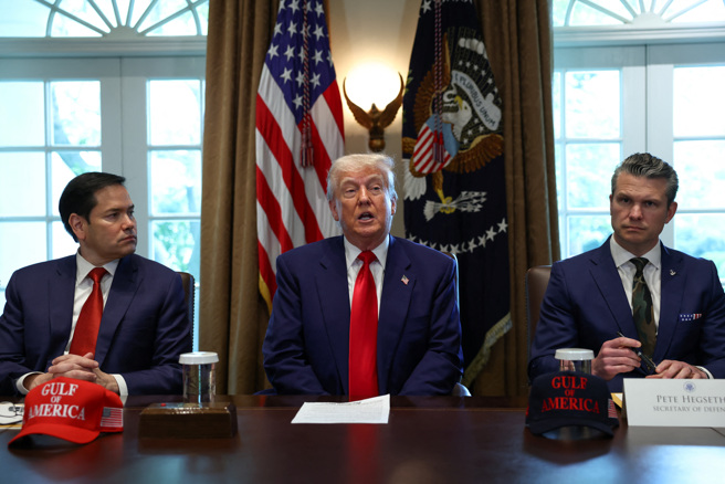 美国总统川普（中）4月30日在白宫召开内阁会议，国务卿卢比欧（左）、国防部长赫格塞斯（右）与川普比邻而坐。（路透）