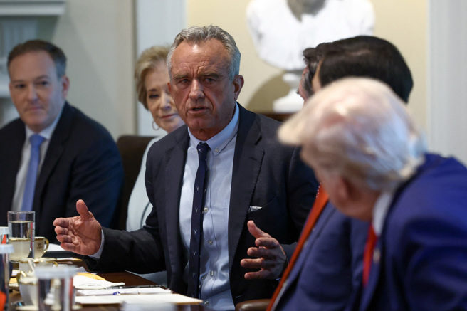 美国卫生部长小罗勃甘迺迪4月30日出席白宫内阁会议。（路透）