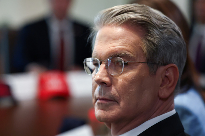 美国财政部长班森特4月30日列席白宫内阁会议。（路透）