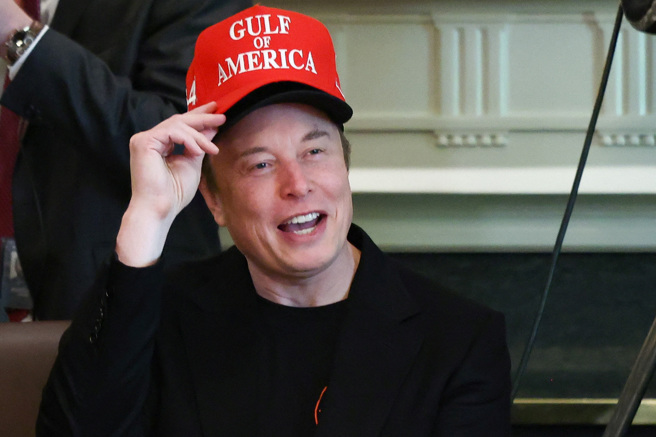 亿万富翁马斯克4月30日在白宫参加内阁会议。（路透）